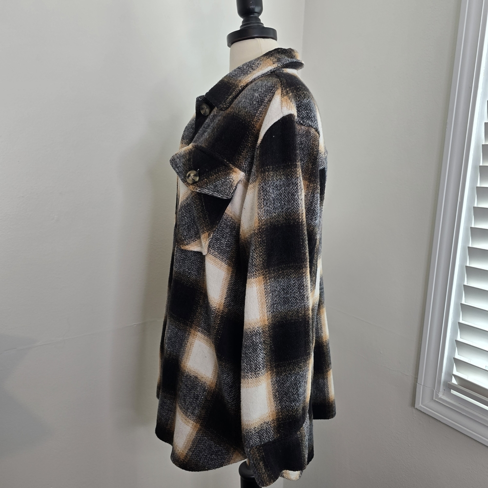 Time and Tru Black and White Plaid Button-Up Shacket - Picture 4 of 6